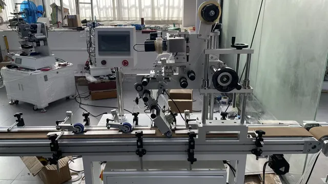 Inline Tape Applicator with Automatic Cutting and Discharge — Tape head with automatic cutting above the belt conveyor