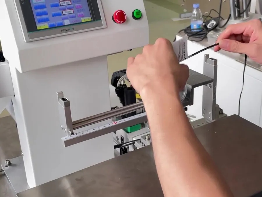 Fold-over (Wrap-around) Labeling Machine — image 2