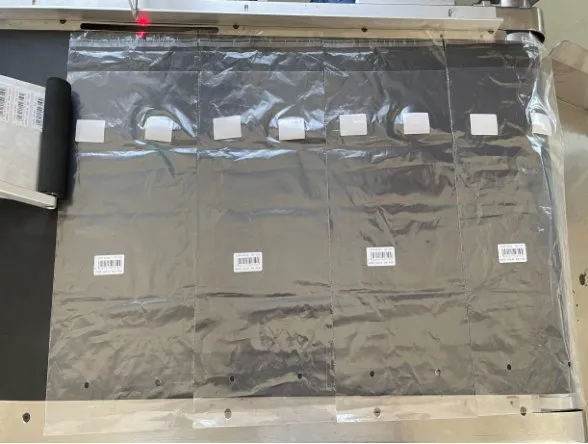 Automatic Vacuum Page-Feeding Labeling Machine — Foil bags labeled after vacuum page feeding